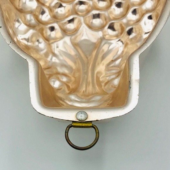 🍇 Vintage Grape Cake Pan Jell-O Mold - Picture 10 of 14